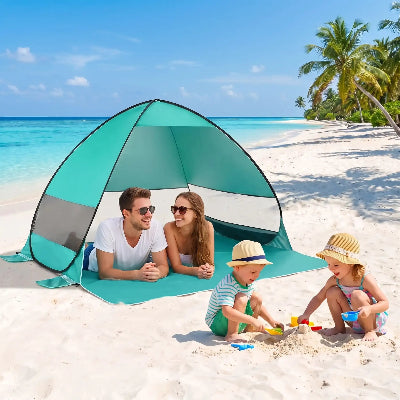 Parents dans la Tente de plage Bonheur verte enfants devant bord de mer