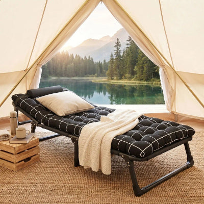 lit de camping dans tente serviettes dessus