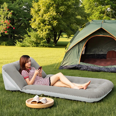 femme avec portable sur matelas gonflable camping confort anti humidite