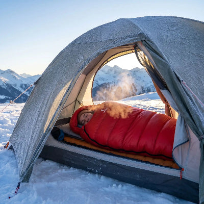 Elle dort sous tente dans Sac de couchage pour grand froid | Duvet polaire -10 °C en montagne