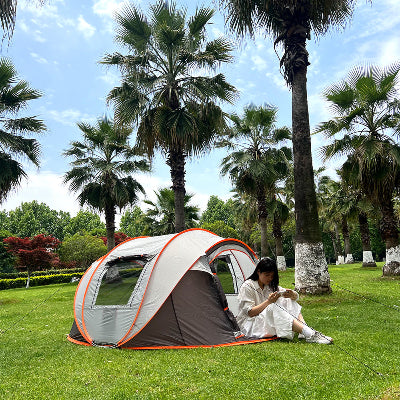 fille lit devant tente de camping forme bateau pop-up 3 min sous palmiers
