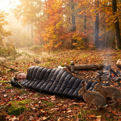 automne dans foret elle dort dans sac de couchage duvet d'oie ultraleger avec lievres