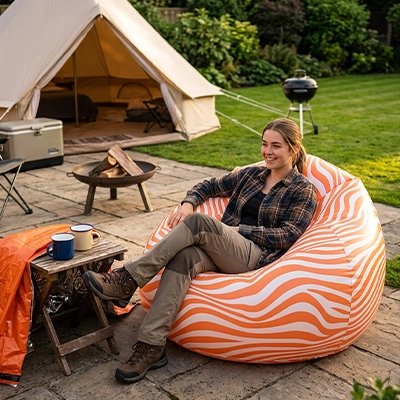 femme assise fauteuil gonflable devant tente sur patio