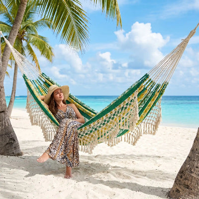 femme hamac suspendu camping boheme robuste mer caraibes