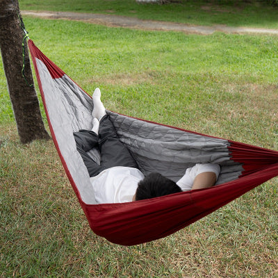 Homme dans son hamac sac de couchage isolant 3 couches rouge