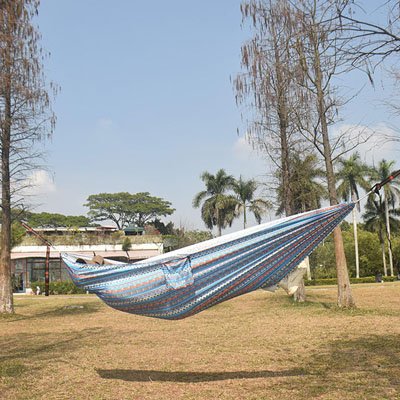 quelqu'un dort dans hamac suspendu léger et confortable