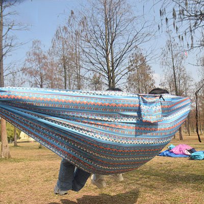 couple assis dans hamac suspendu léger et confortable bleu