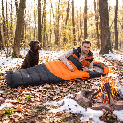hiver homme dans sac de couchage chauffant thermix avec son chien