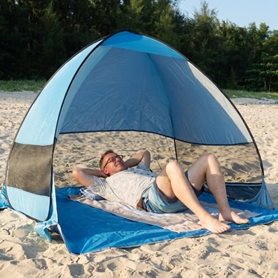 Home faisant une sieste sous sa Tente de plage Bonheur