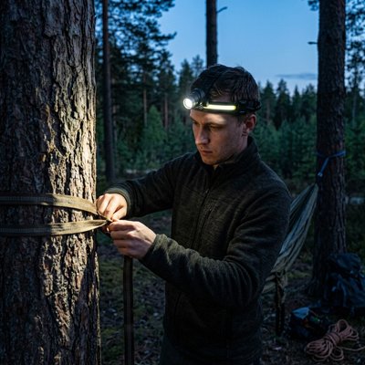 Il vérifie les sangles avec lampe frontale étanche longue autonomie