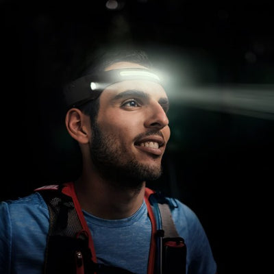 il regarde au loin avec sa lampe frontale puissante étanche