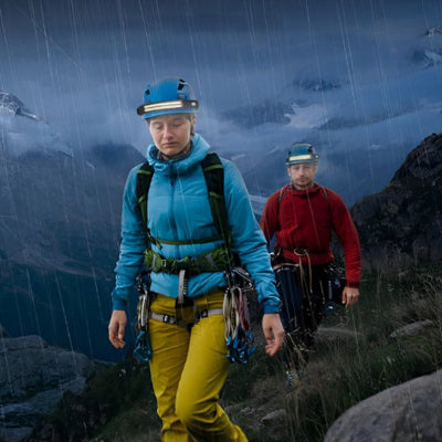 couple sous la pluie avec chacun sa lampe frontale puissante étanche