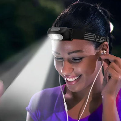 jeune femme écoutant sa musique porte sa lampe frontale rechargeable