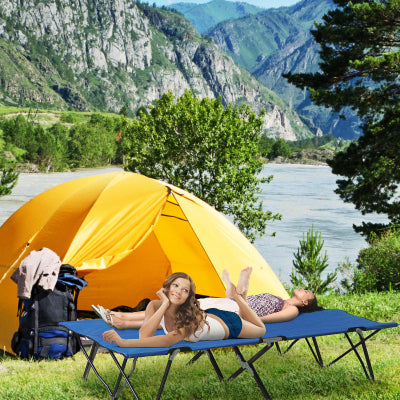 jeunes femmes sur lit de camping tente jaune montagnes
