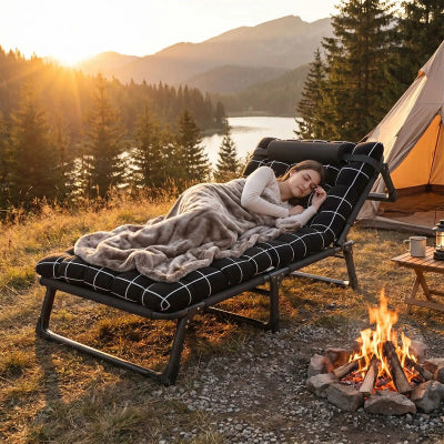 femme dort sur lit de camping feu camp beau paysage