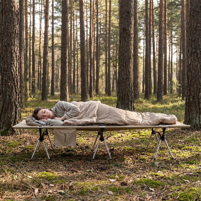 Foret femme étendue sur lit de camping robuste 150