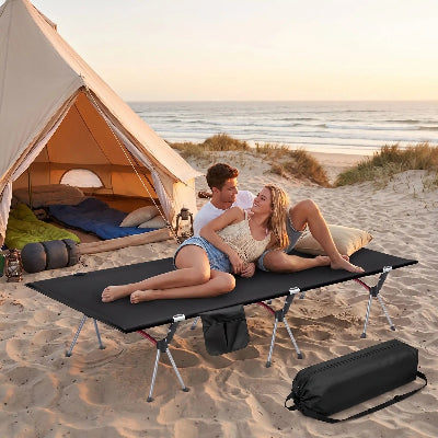 Bord de mer, près tente, couple sur lit de camping robuste 150