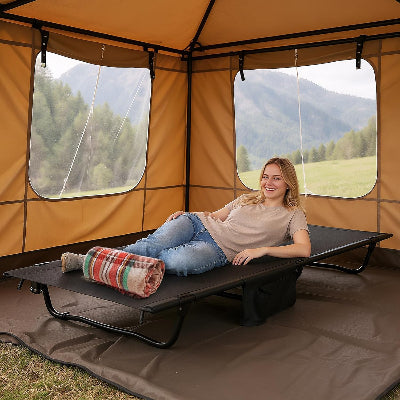 femme etendue sur son lit de camping dans tente jaune 