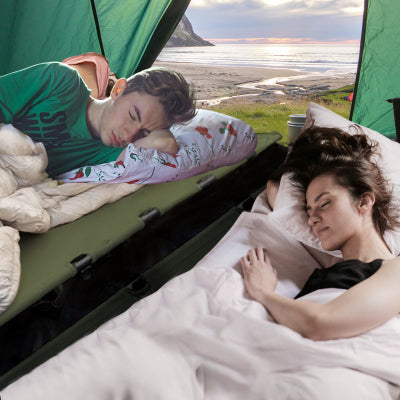 couple endormi sur lit de camping 