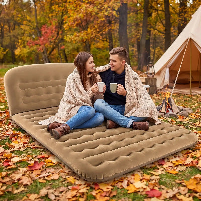 camping automnal couple sur matelas gonflable 2 personnes pompe intégrée