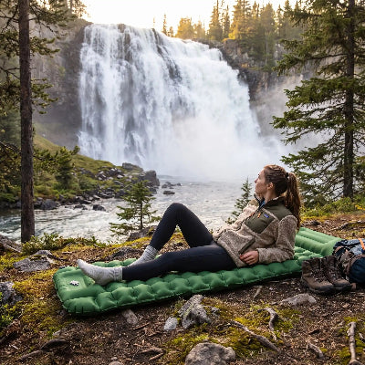 Près des chutes, elle se repose sur son matelas gonflable AutoConfort