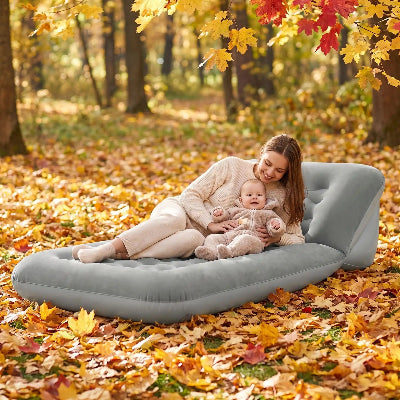femme et bebe sur matelas gonflable camping confort anti humidite