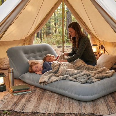 maman couche ses petits sur le matelas gonflable camping confort anti humidite