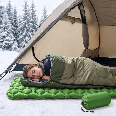 Dans la neige, elle dort sac de couchage sur matelas gonflable UltraLéger