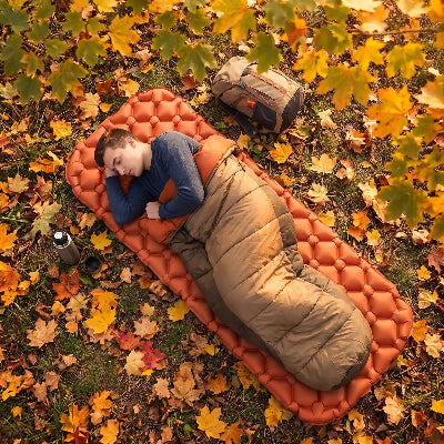 Parmi les feuilles d'automne, il dort sur son matelas gonflable UltraLéger