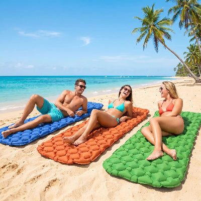 Sur la plage 3 amis sur leur matelas gonflable UltraLéger