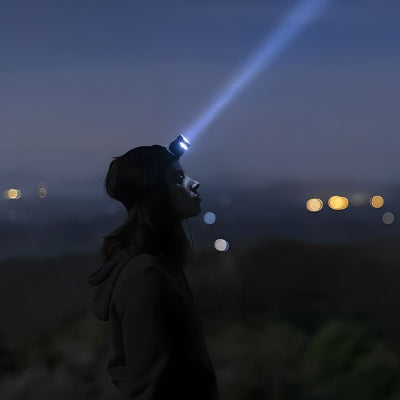 Noirceur et brume ne découragent pas l'homme avec sa Lampe frontale 