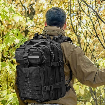 Sac à dos pour randonnée homme dans forêt