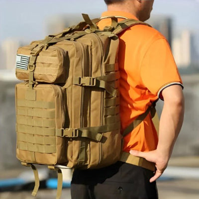 Sac à dos pour randonnée brun homme chandail orange