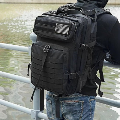 Sac à dos pour randonnée noir homme dans nature