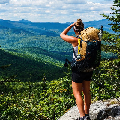 Jeune femme en montagne portant son Sac à dos randonnée Qidian Pro 56L