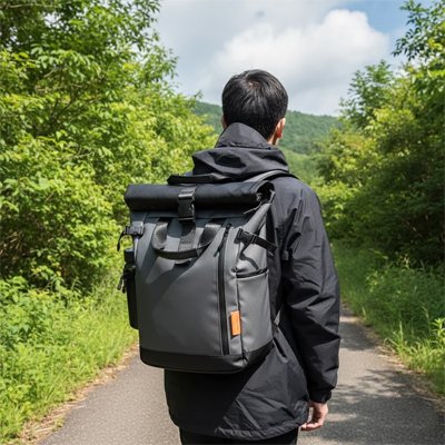 Sac à dos voyage Gris homme face à son chemin