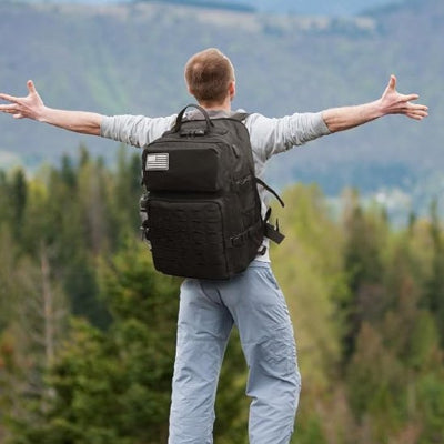 Sac à dos voyage homme admirant nature bras en croix