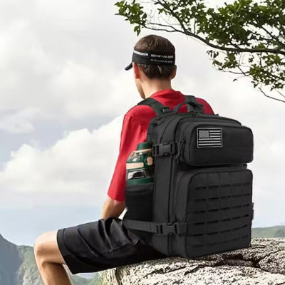 Sac à dos voyage homme assis sur roc en montagne