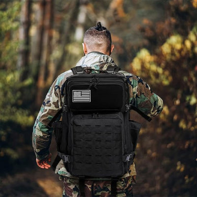 Sac à dos voyage jeune militaire entrant dans forêt