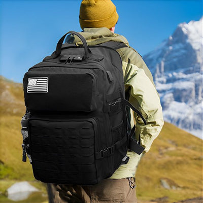 Sac à dos voyage randonneur face aux montagnes