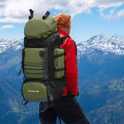 Sac à dos voyage vert homme observant hautes montagnes