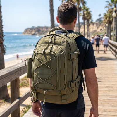 Sac à dos voyage vert, homme sur promenade