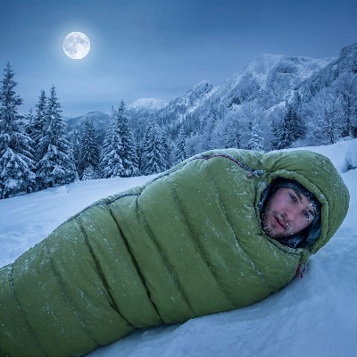dans neige il dort dans sac de couchage pour grand froid couette oie 10c pleine lune