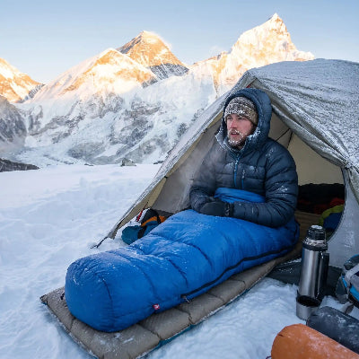 hautes montagnes, il se reveille dans sac de couchage pour grand froid couette oie 10 °C.