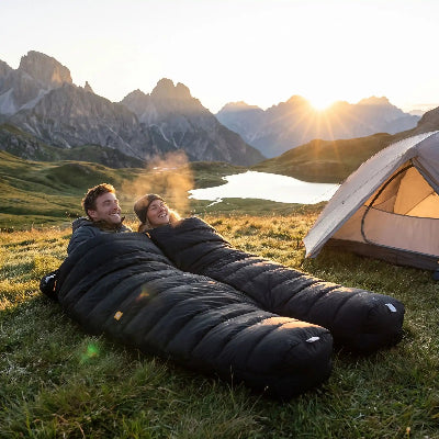 Couple couché dans sac de couchage pour grand froid premium