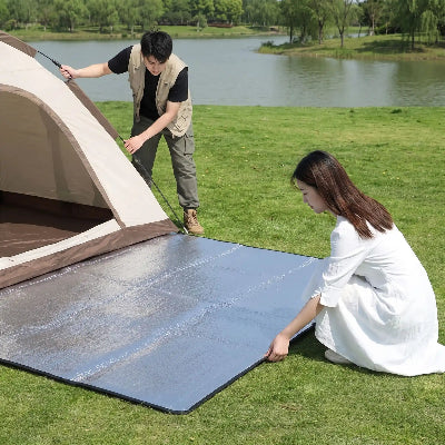 Elle aide conjoint installer tente sur tapis de sol camping imperméable