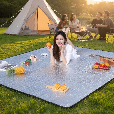 Pique-nique femme tapis de sol camping imperméable, amis à l'arrière.