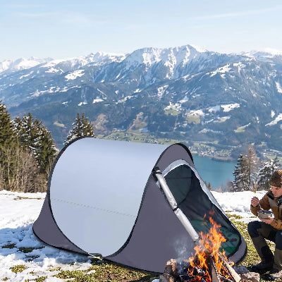 Homme mange près de tente camping popup express en montagne printemps