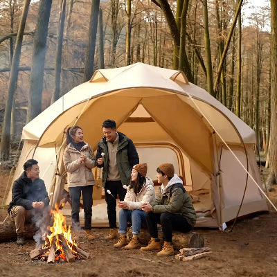 Des amis devant la tente de camping familiale rapide
